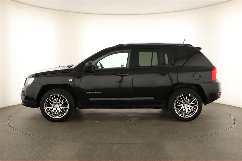 Jeep Compass (2012) 2.0, Tempomat, Vyhř. sedaček - fotka 3 z 14