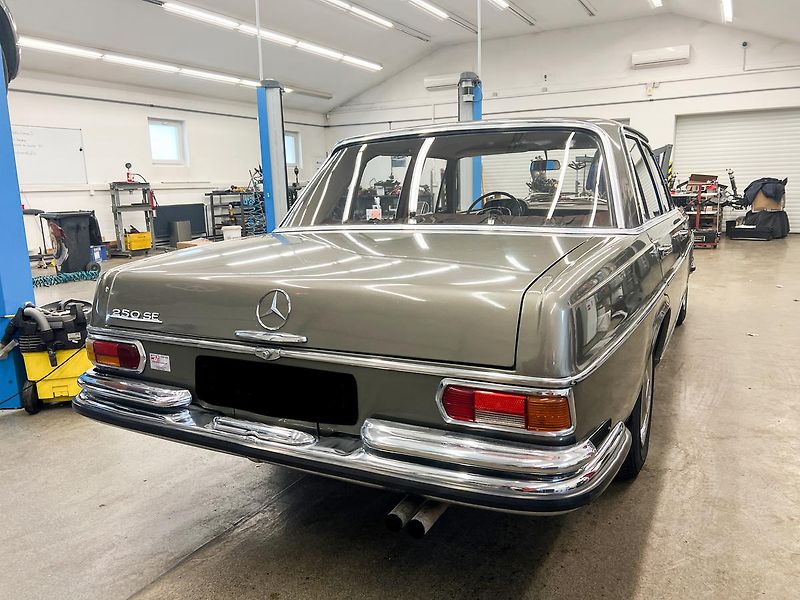 Mercedes-Benz Ostatní 250 SE 2.5 benzín 110kW - fotka 6 z 15