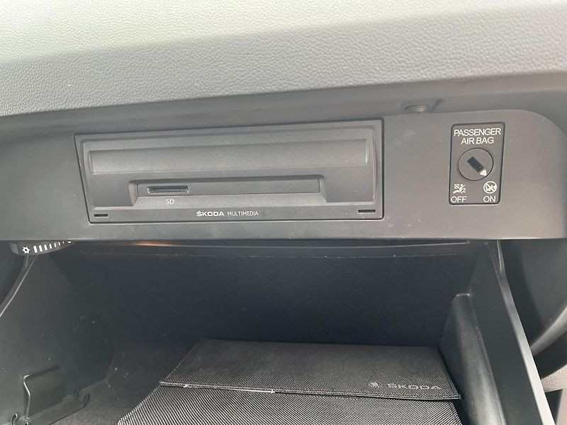 Škoda Octavia 1.6 TDi DSG Style 85 kW - fotka 17 z 34