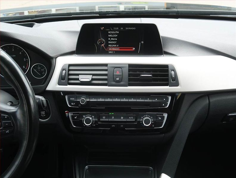 BMW Řada 3 (2017) 318 d, Kůže, Navi, Tempomat - fotka 12 z 23