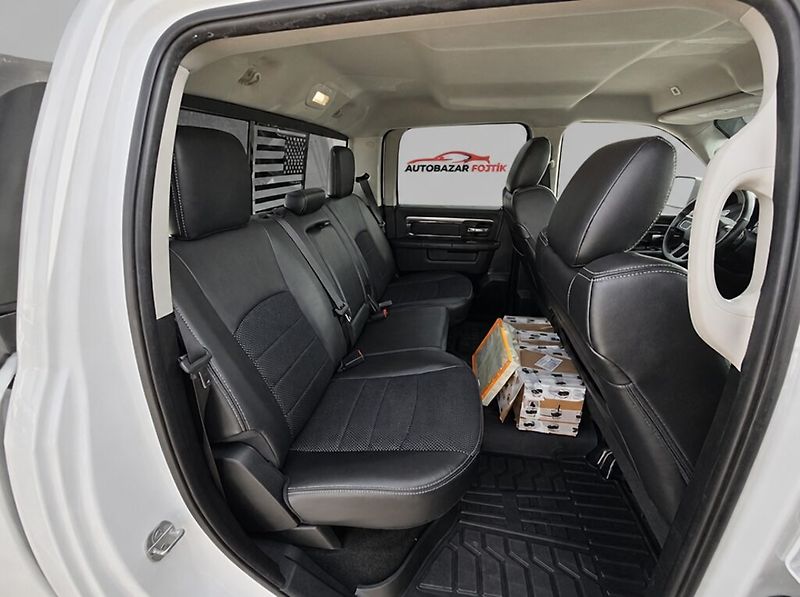 Dodge RAM 1500 (2018) 5.7 HEMI V8 Sport Crew Cab 4×4 - fotka 18 z 24