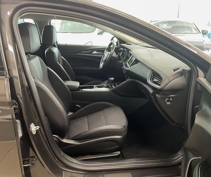 Opel Insignia ST 2,0CDTi 128kW 4X4, ČR - fotka 13 z 30