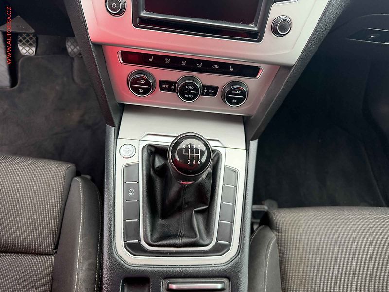 Volkswagen Passat (2015) 2.0 TDi, AC, park.asist - fotka 12 z 15
