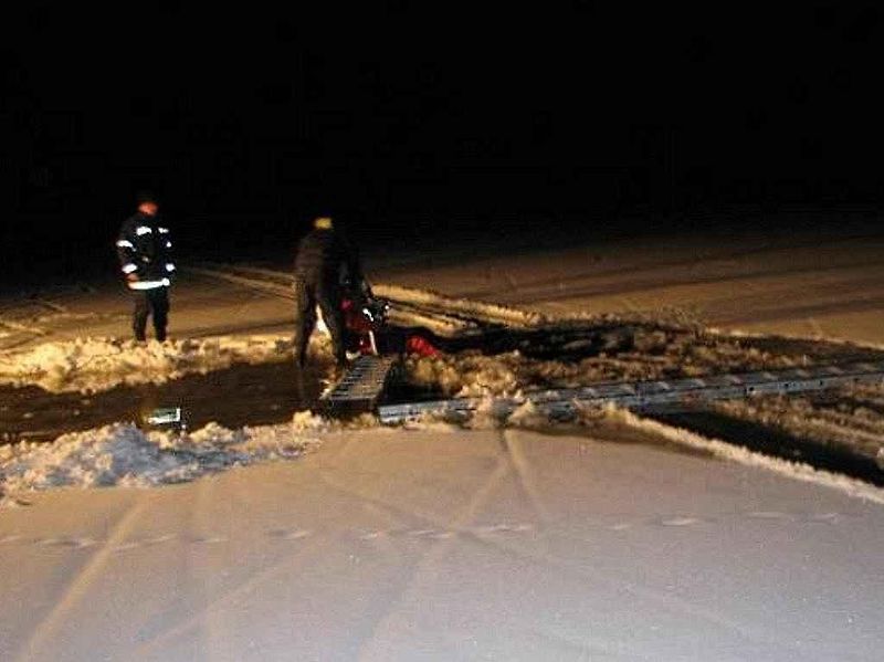Hasiči vyprošťovali osobní automobil Toyota RAV4 rakouského řidiče, který se ve středu 13. ledna probořil ledem do Lipna při jízdě po zamrzlé hladině vodní nádrže mezi Frymburkem a Frýdavou.