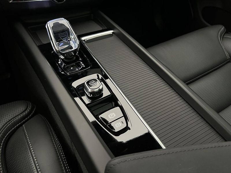 Volvo XC60 T8 AWD ULTRA BLACK RECHARGE CZ - fotka 28 z 51
