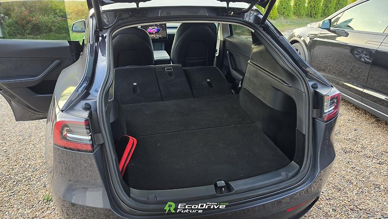 Tesla Model Y (2022) LR Dual Motor - fotka 12 z 12