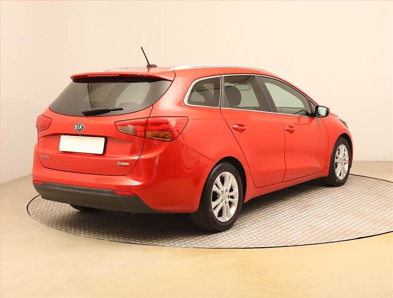 Kia Ceed (2015) 1.6 CRDi, Navi, Park. senzory - fotka 5 z 21