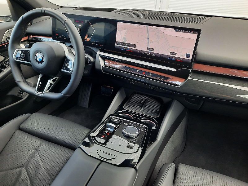 BMW Řada 5 (2025) 540d xDrive Touring M Sport - fotka 16 z 17