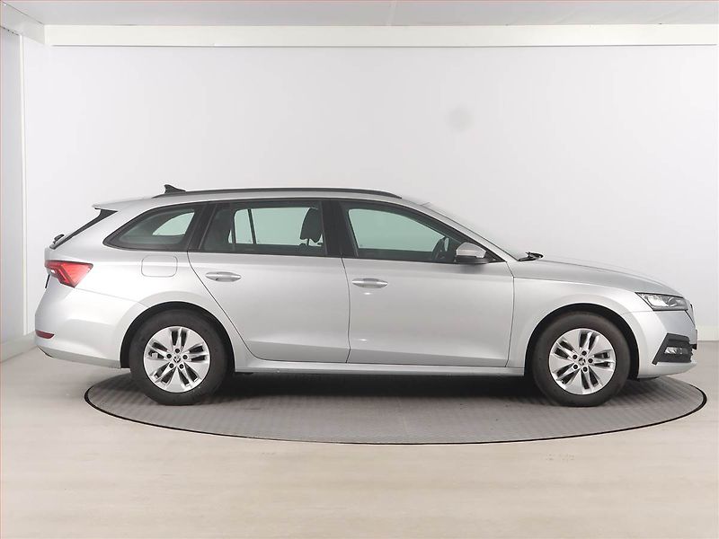 Škoda Octavia (2023) Ambition 2.0 TDI, ČR,1.maj - fotka 6 z 17
