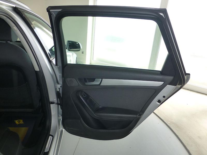 Audi A4 (2011) 2,0TDI*ALU**PARK.S***NAVIGACE - fotka 21 z 27