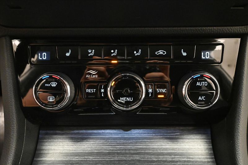 Škoda Superb 2,0 TDI 110 kW DSG Style Záruk - fotka 21 z 32