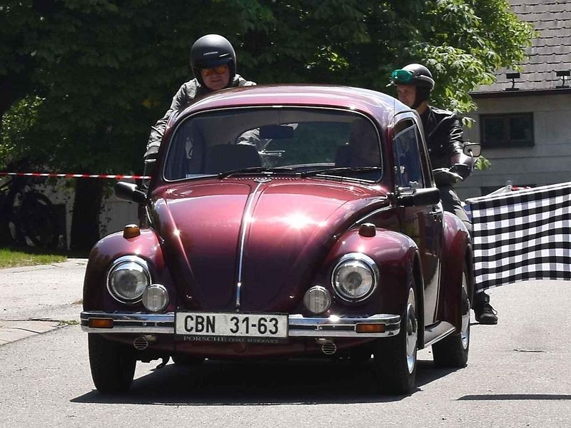 Tradiční závod S kopce do kopce si nenechalo letos ujít na sedm desítek posádek historických automobilů a motocyklů.