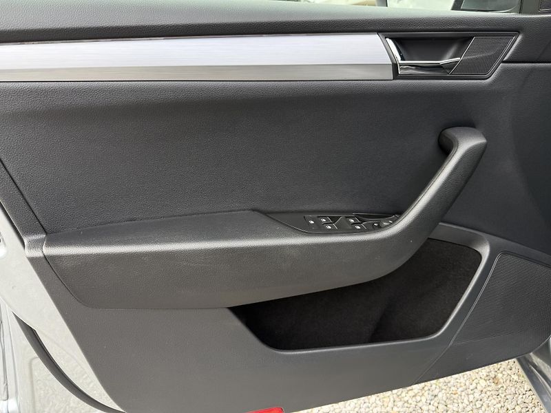 Škoda Superb 1.6TDi STYLE 88kW Navi BiXenon - fotka 15 z 21