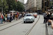 Historická kolona vozidel projela v sobotu odpoledne brněnským náměstím Svobody.