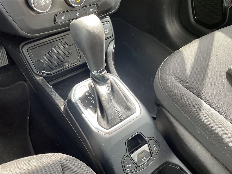 Jeep Renegade 1,3 i T 110KW AUTOMAT ČR. - fotka 11 z 22