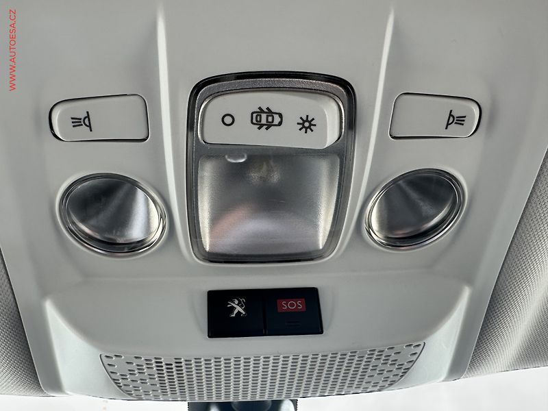 Peugeot 2008 (2019) 1.2PT, Crossway, navi, panor - fotka 18 z 19
