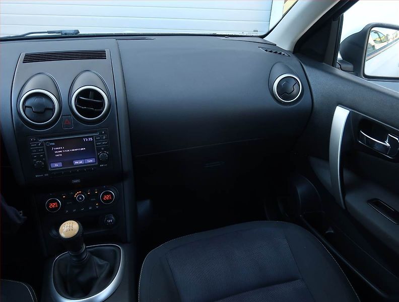 Nissan Qashqai (2012) Acenta 1.6 dCi, 4X4, 7 míst - fotka 8 z 22