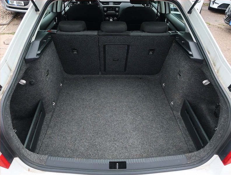 Škoda Octavia (2015) 1.6 TDI, Tempomat - fotka 13 z 17