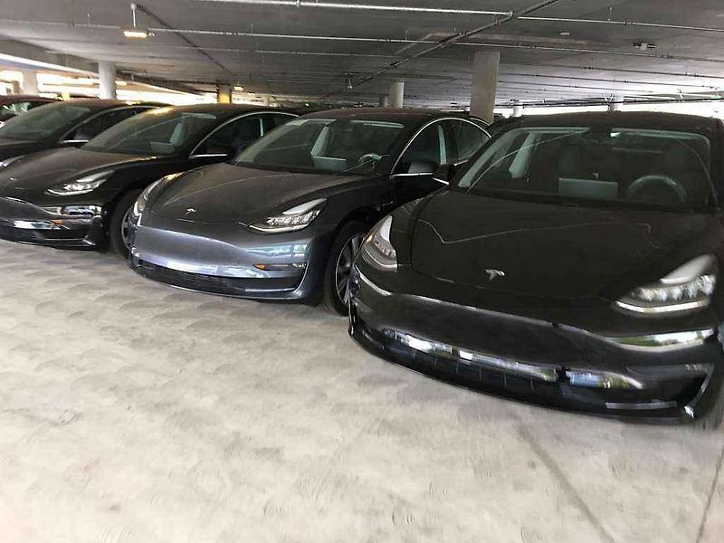 Parkoviště odložených elektromobilů Tesla.