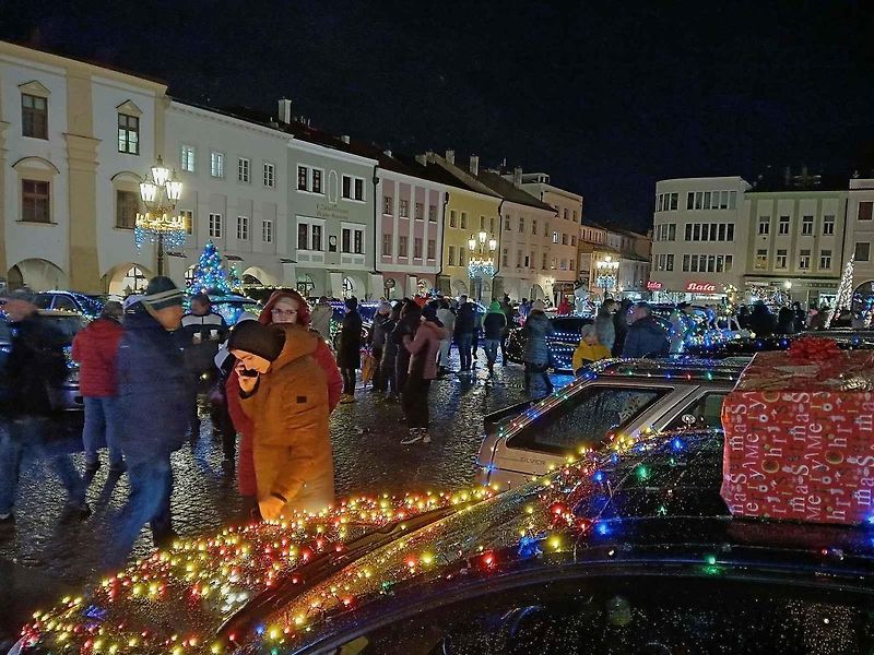 Sraz vánočně nazdobených aut v Kroměříži (prosinec 2024)