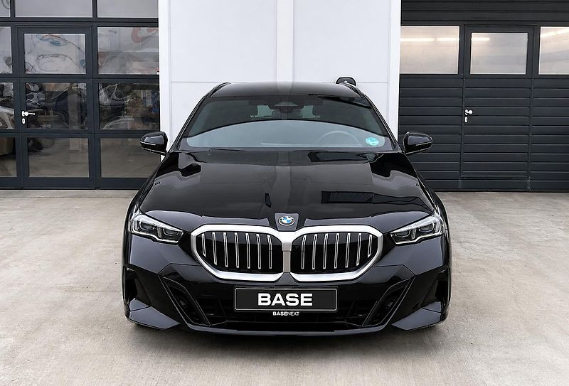 BMW Řada 5 520d xDrive Touring M-Sport - fotka 2 z 31