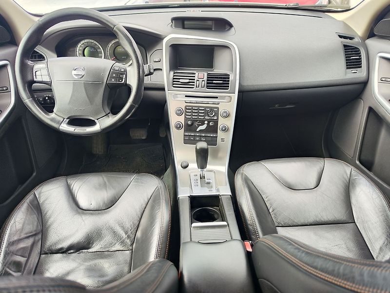 Volvo XC60 D5 2.4/136kW Summum AUT. - fotka 14 z 28