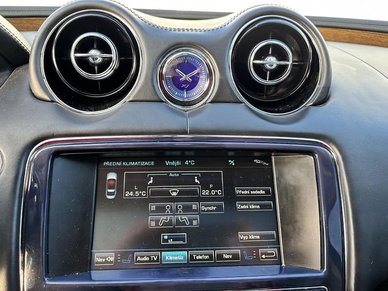 Jaguar XJ (2010) 3.0V6D Alu kola, rezervace - fotka 29 z 35