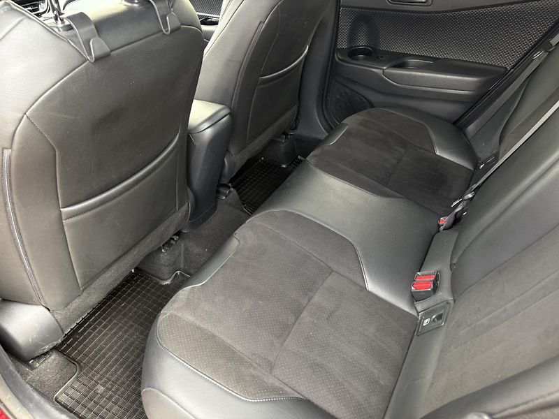 Toyota C-HR 2.0 HSD e-CVT Selection - fotka 11 z 23