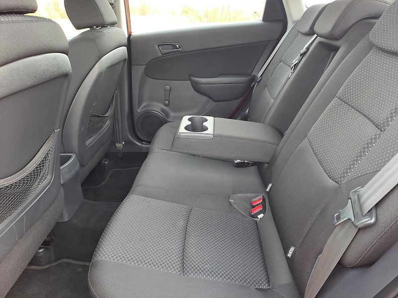 Hyundai i30 (2012) 1.4i DOLOŽENÉ KM - fotka 16 z 33