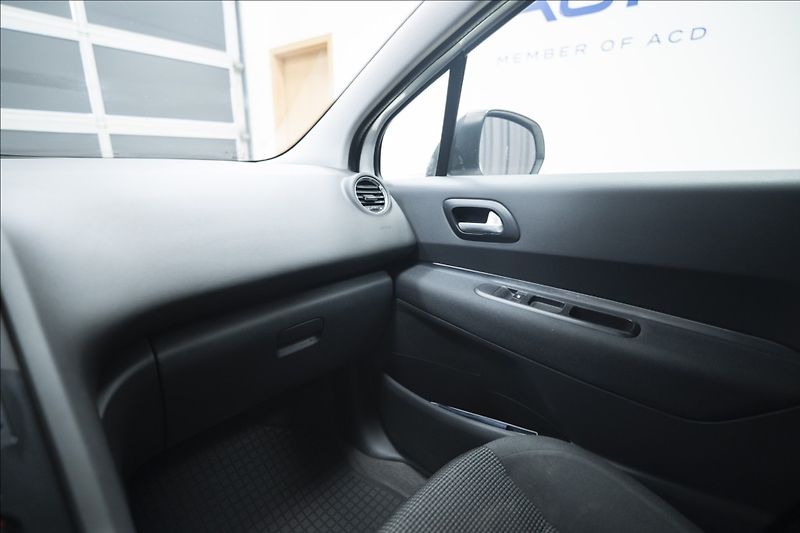 Peugeot 5008 1,6 BlueHDI 7 MÍST NOVÉ V ČR - fotka 26 z 28