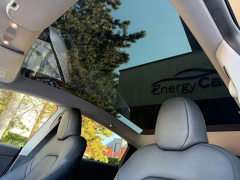 Tesla Model Y Long Range AWD - fotka 12 z 38