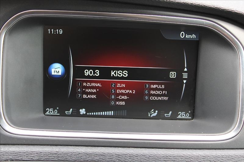 Volvo V40 2,0 D2  AUTOMAT,VÝHŘEVY - fotka 11 z 29