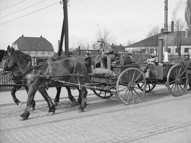 Transport německé polní kuchyně těžkým terénem na východní frontě.
