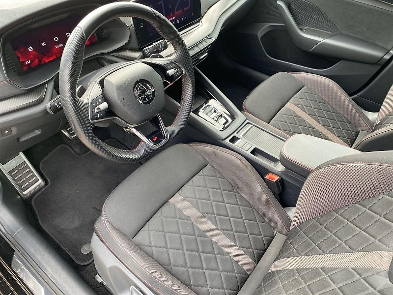 Škoda Octavia (2024) Combi 1.4 TSI iV DSG RS - fotka 6 z 35