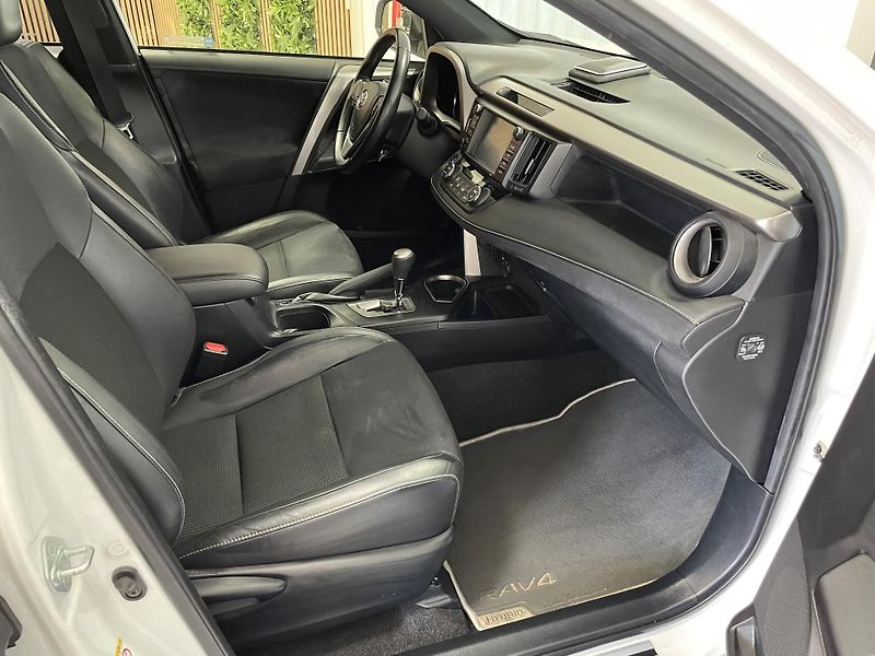 Toyota RAV4 2.5 Hybrid 4x4 AT ČR 1.MAJ.SER - fotka 14 z 27