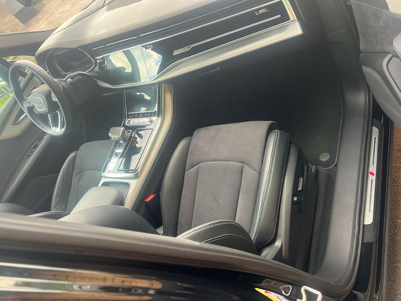 Audi Q7 (2022)  S line 55 TFSI Quattro - fotka 8 z 9