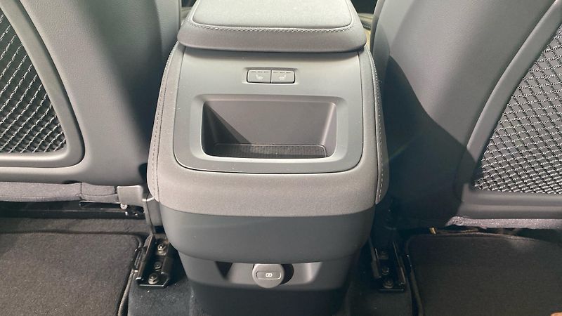 Volvo XC90 (2026) PLUS BRIGHT, B5 AWD, 184+10 kW - fotka 13 z 14