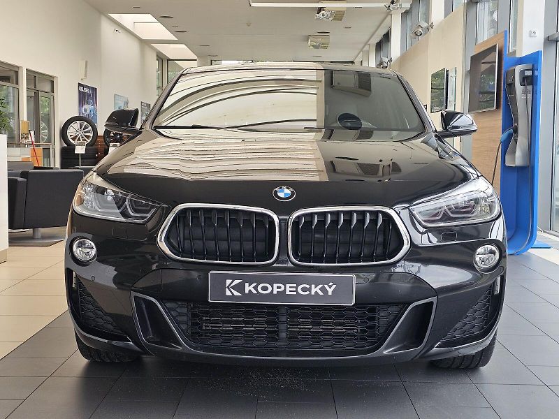 BMW X2 sDrive18i - fotka 2 z 24
