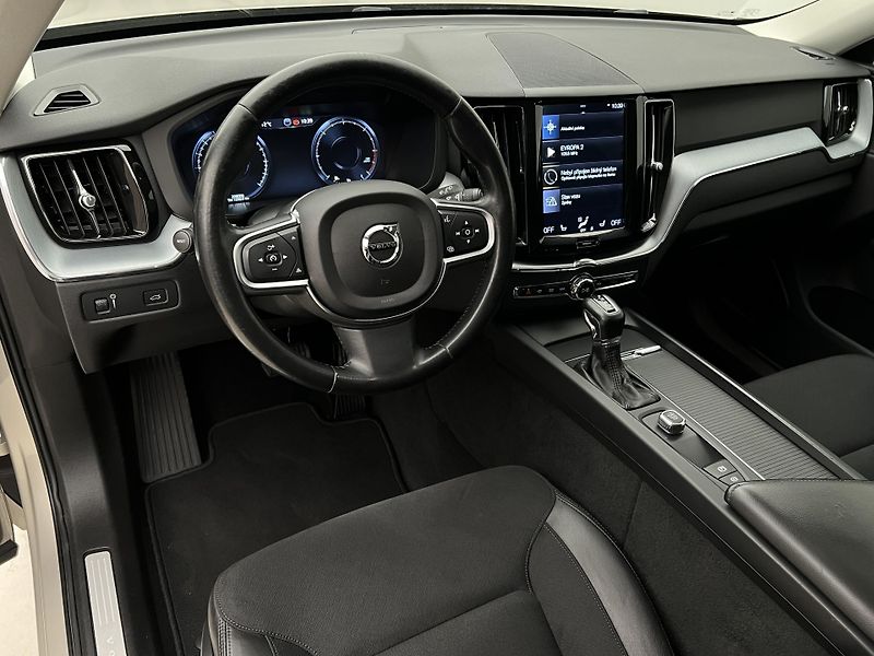 Volvo XC60 D4 AWD MOMENTUM AUT CZ - fotka 4 z 39