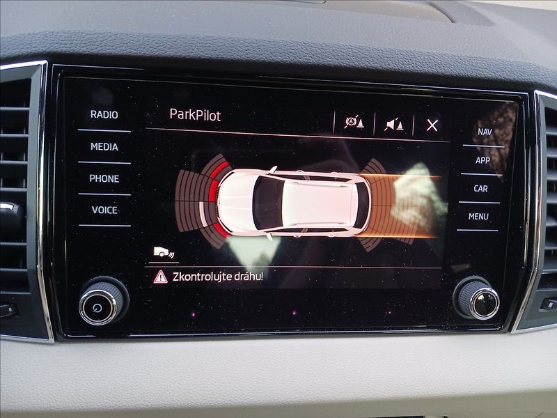 Škoda Karoq 1,5 TSI DSG STYLE - fotka 26 z 32