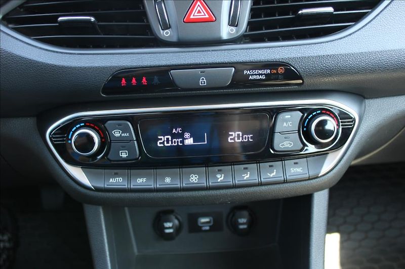 Hyundai i30 1,0 T-GDI  COMFORT, DPH, ČR - fotka 17 z 35