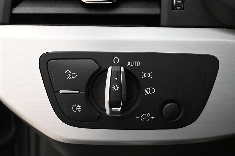 Audi A4 2,0 TDI 120kW S-LINE S-Tronic - fotka 22 z 26