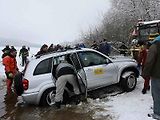 Hasiči vyprošťovali osobní automobil Toyota RAV4 rakouského řidiče, který se ve středu 13. ledna probořil ledem do Lipna při jízdě po zamrzlé hladině vodní nádrže mezi Frymburkem a Frýdavou.