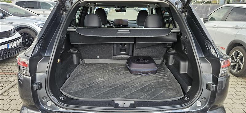 Mitsubishi Outlander 2,4 PHEV 4x4  INSTYLE - fotka 12 z 19