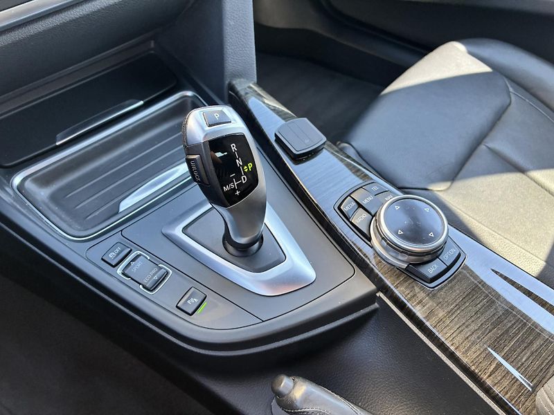 BMW Řada 3 320d 135kW xDrive - fotka 22 z 26