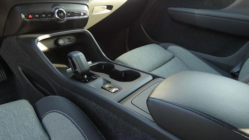 Volvo XC40 T2 FWD Momentum Core - fotka 6 z 22