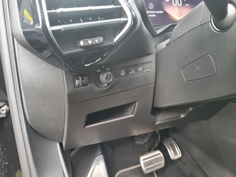 DS Automobiles DS7 (2023) 1.5 BlueHDi 130 EAT8 Performan - fotka 19 z 23
