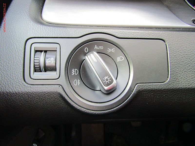 Volkswagen Passat (2014) 2.0TDi, Xenon, panor - fotka 16 z 19