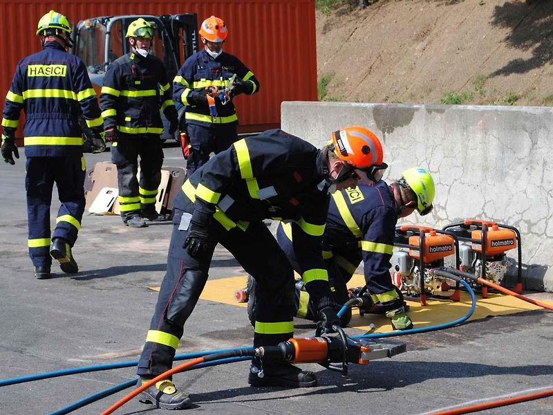 Hasiči se v rámci cvičení Rescue meeting zdokonalovali ve vyprošťování osob z auta, ale také jak uhasit elektromobil - především baterii.