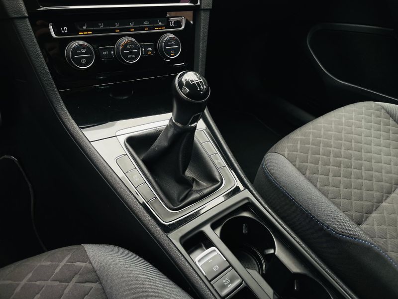 Volkswagen Golf 1.0TSI MANUÁL VÝHŘEV TAŽNÉ  - fotka 31 z 38